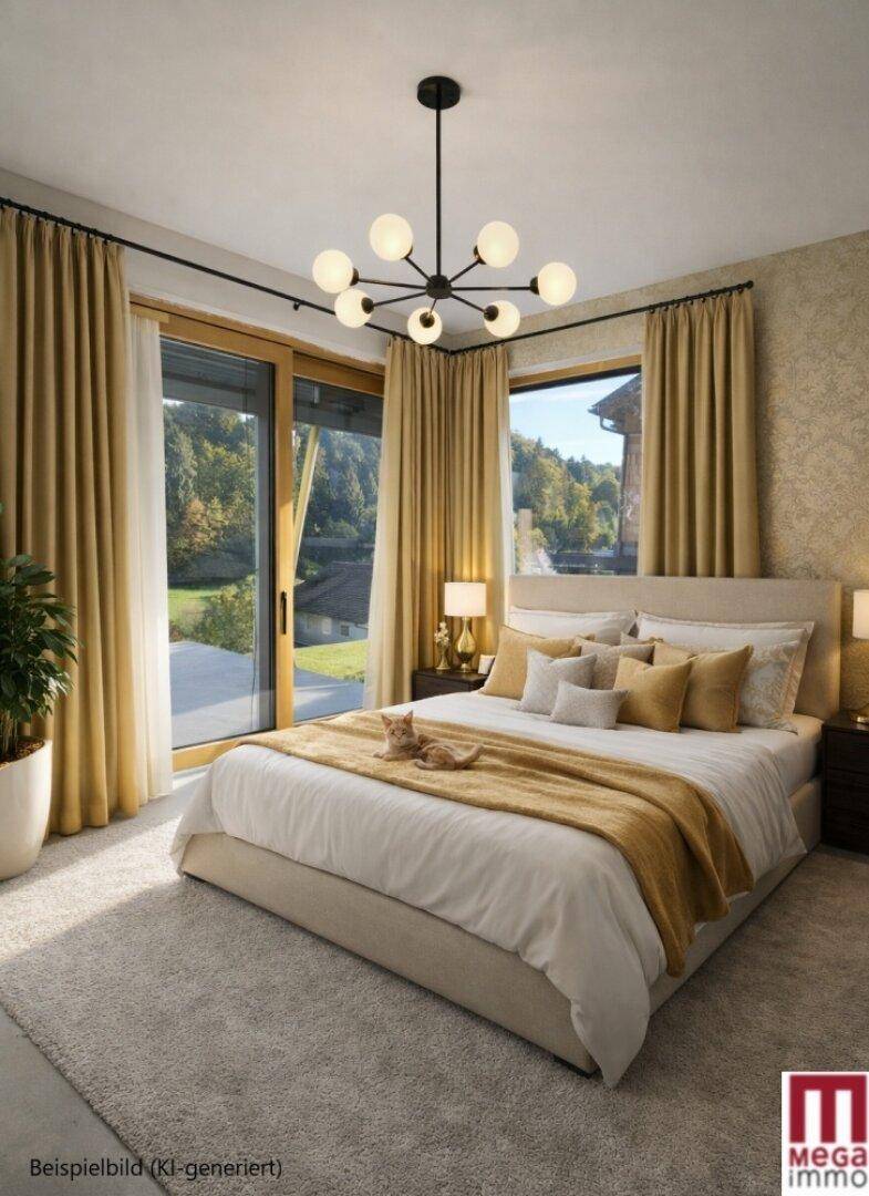 Geräumiges Schlafzimmer mit Doppelbett, neutralen Farben und großen Fenstern mit Blick ins Grüne.