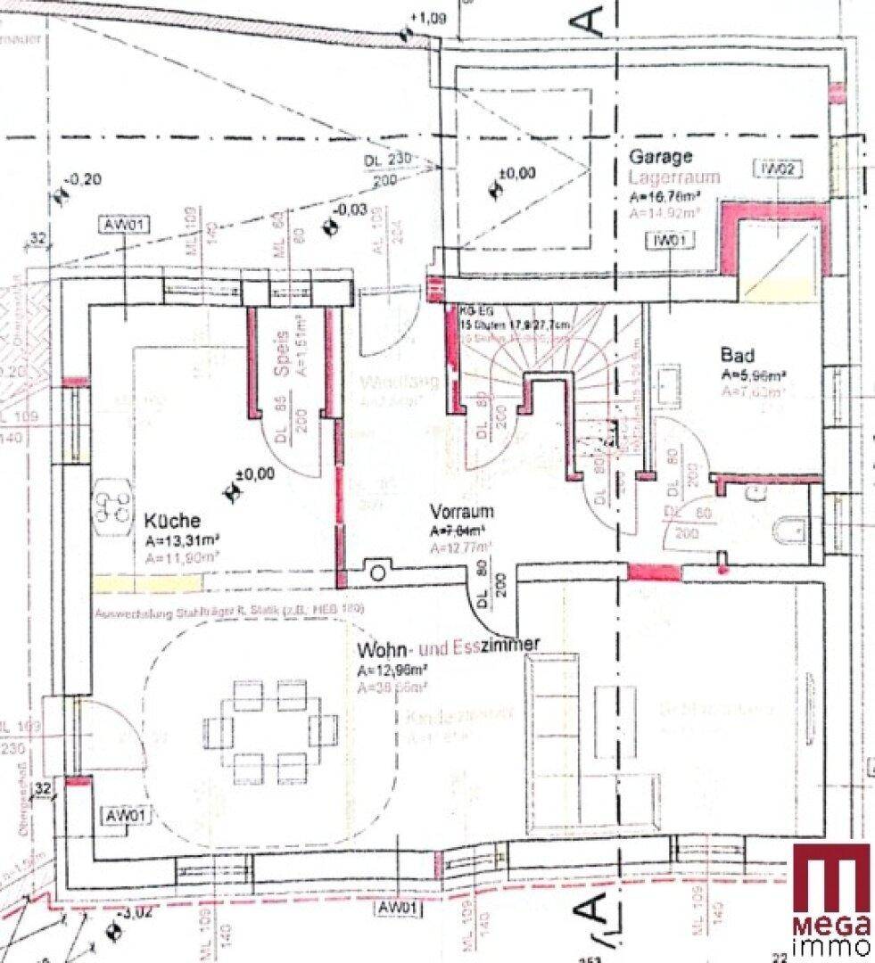 Detaillierter Grundriss des Erdgeschosses mit Küche, Wohn-Esszimmer und integrierter Garage.