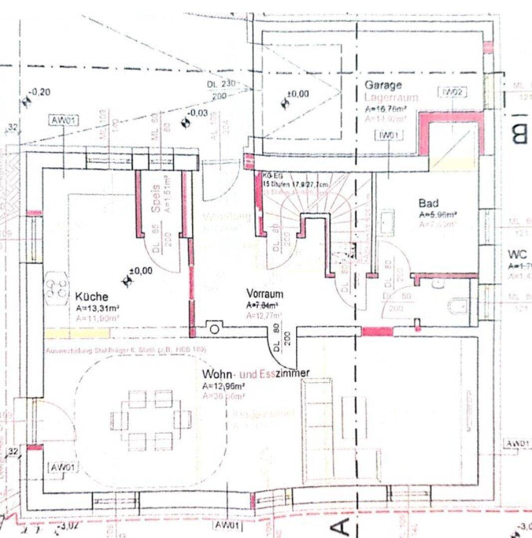 Grundriss des Erdgeschosses mit offener Küche, Wohn-Esszimmer und Garage.