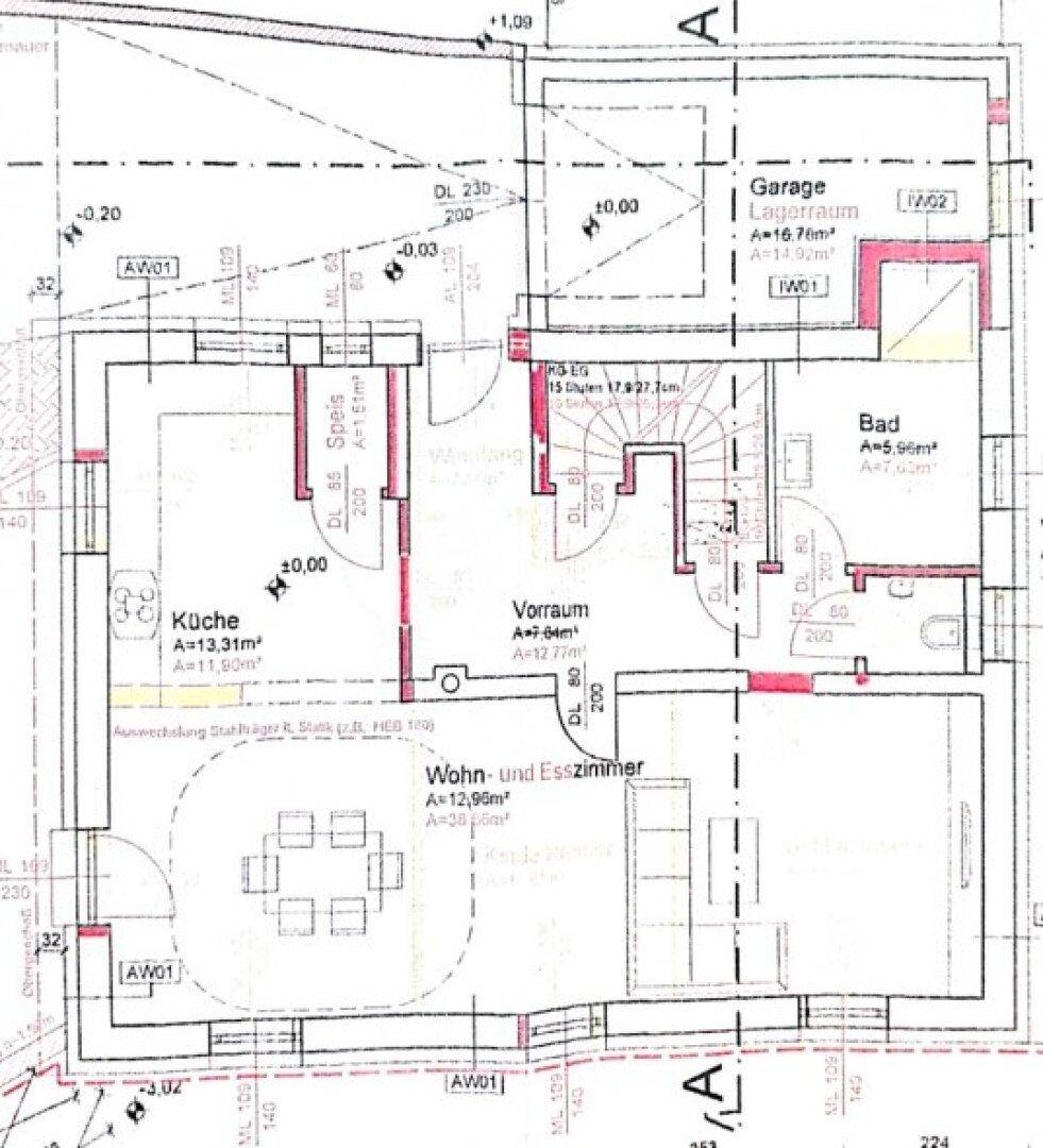 Grundriss des Erdgeschosses mit offener Küche, Wohn-Esszimmer und Garage.