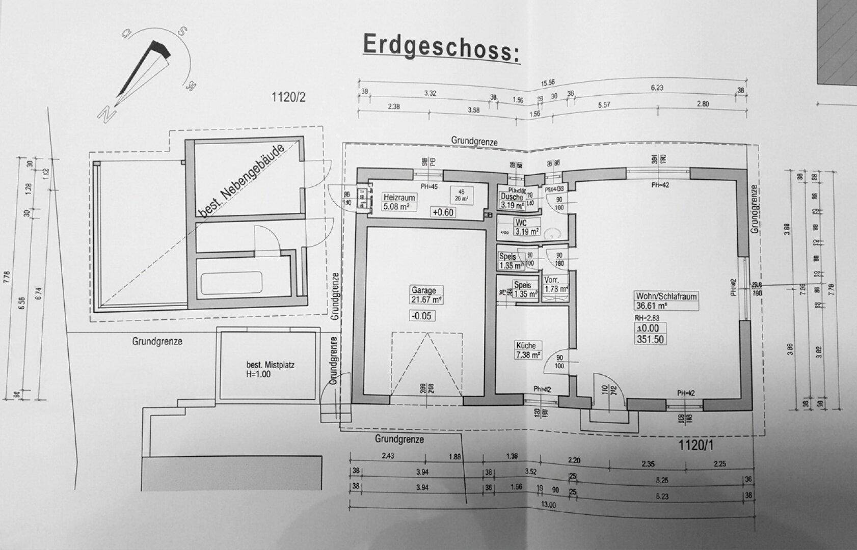 Grundriss des Erdgeschosses mit Garage, Küche, Wohn-/Schlafzimmer und Nebenräumen.