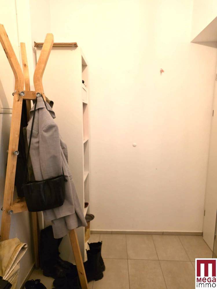 Eingangsbereich mit Garderobe und Fliesenboden.