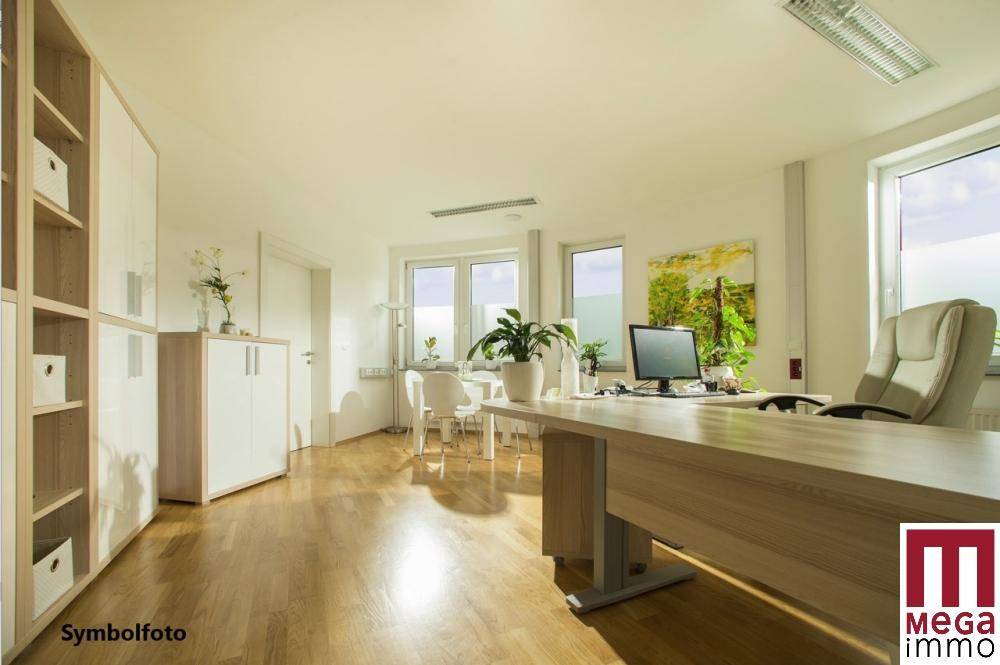 Helles Büro mit Holzfußboden, großen Fenstern und modernen Möbeln, ideal für produktives Arbeiten.