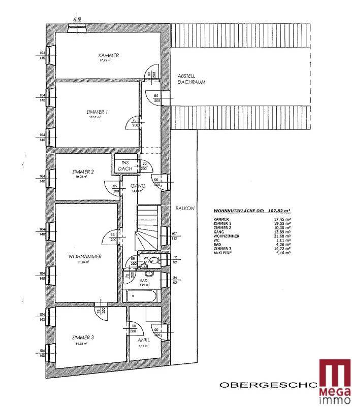 Grundriss des Obergeschosses mit mehreren Zimmern, Bad und Balkon.