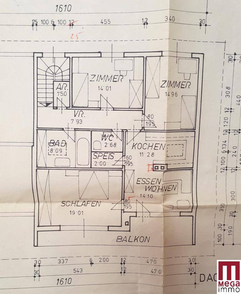 Grundriss des Dachgeschosses mit Schlafzimmern, Bad, Küche, kombiniertem Wohn-Essbereich und Balkon.