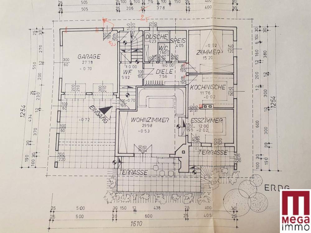 Grundriss des Erdgeschosses mit offenem Wohnbereich, Küche, Esszimmer, Garage und Terrassen.