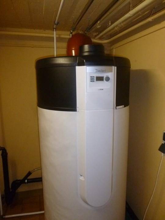 Warmwasserspeicher im Technikraum mit sichtbaren Installationen.