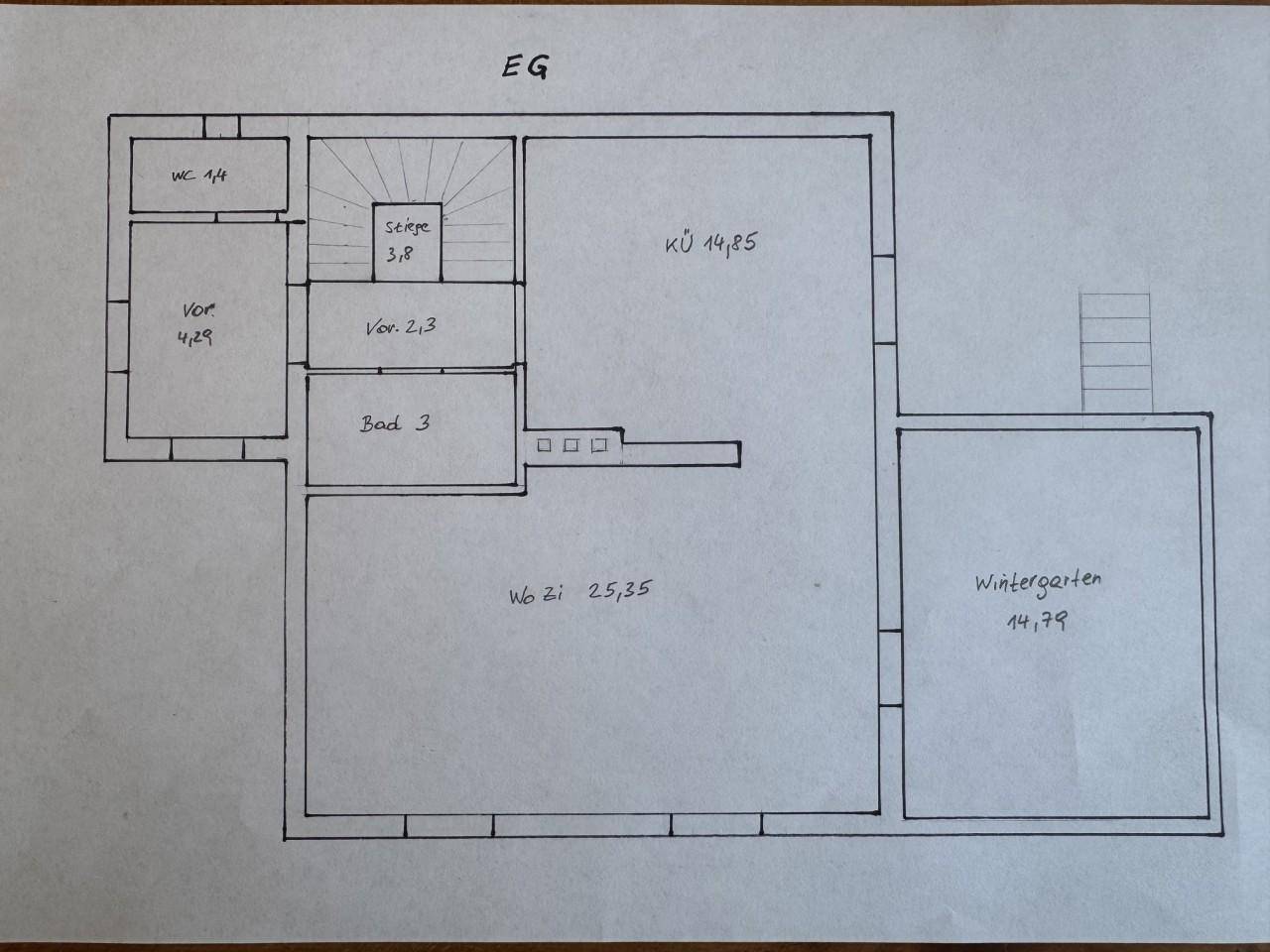 Grundriss des Erdgeschosses mit Küche, Wohnzimmer, Bad, WC und einem Wintergarten.