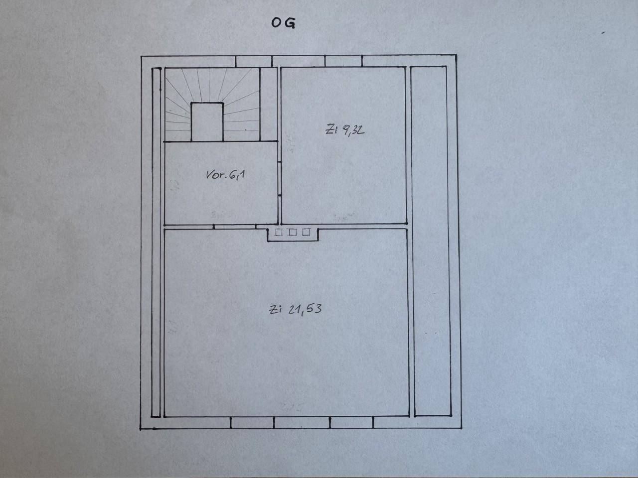 Grundriss des Obergeschosses mit zwei Zimmern und einem Vorraum, verbunden durch eine Treppe.