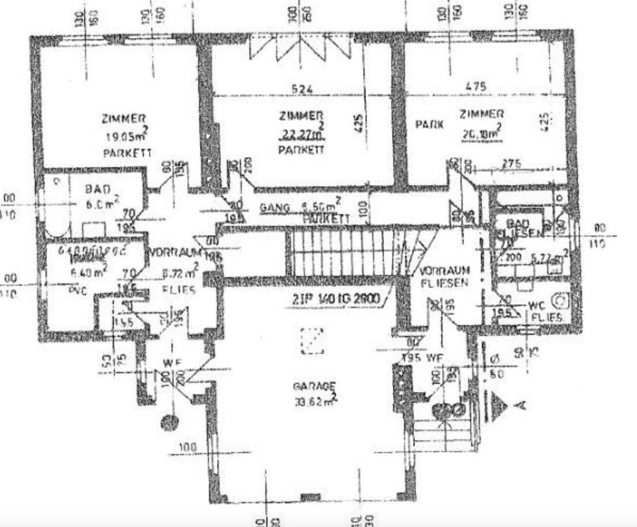 Grundrissplan zeigt mehrere Zimmer, zwei Bäder, einen Flur und eine Garage.