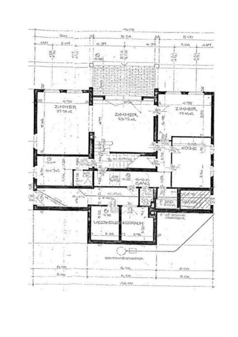 Grundrissplan mit mehreren Zimmern, Küche, Bad, Lagerraum und Terrasse.