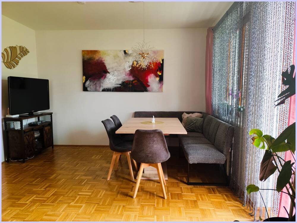 Heller Wohn-Essbereich mit Parkettboden, Esstisch und moderner Dekoration.