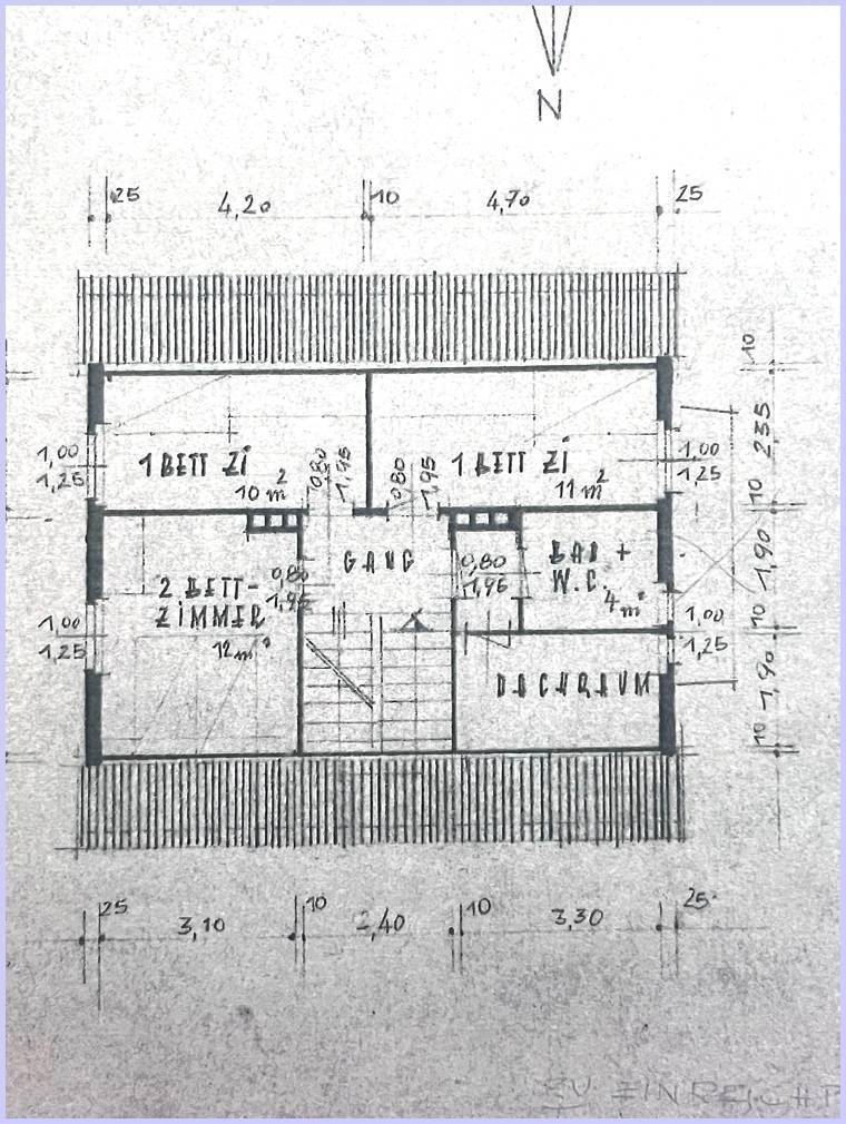 Handgezeichneter Obergeschoss-Grundriss mit Schlafzimmern, Bad und Dachraum.