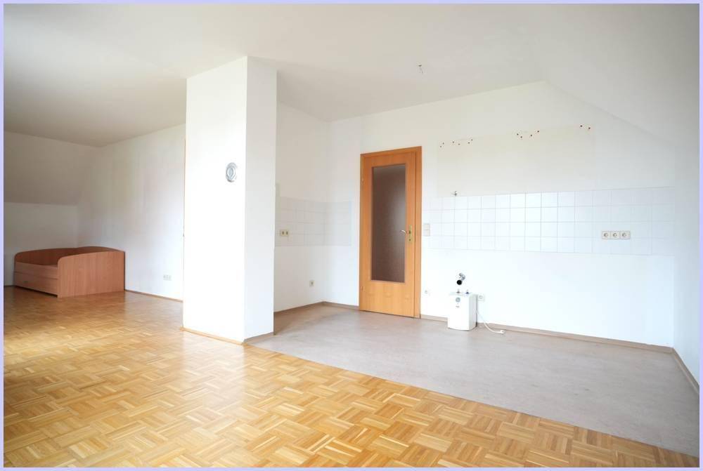 Heller Wohnbereich mit Parkett und Fliesen, ideal für eine offene Küchenlösung.