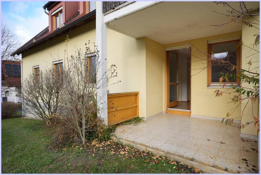 Außenansicht des Gebäudes mit Terrasse und Zugang zum Garten.