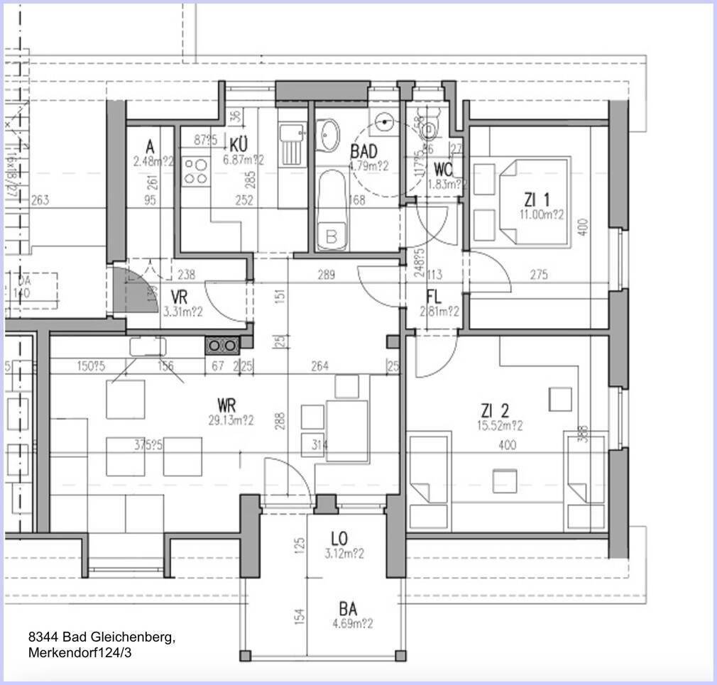 Detaillierter Grundriss einer Wohnung mit mehreren Zimmern, Bad und Balkon.