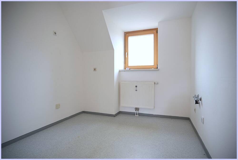 Kleiner Raum mit Fenster und Anschlüssen, geeignet als Hauswirtschaftsraum oder Abstellkammer.
