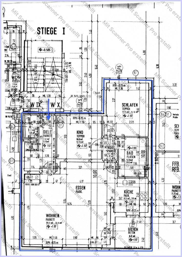 Detaillierter Grundriss einer Wohnung mit mehreren Zimmern und Balkon.
