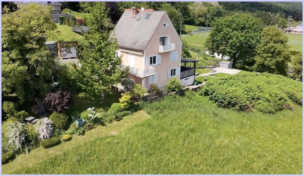 Vogelperspektive des Hauses mit Garten, umgeben von viel Grün und ländlicher Umgebung.