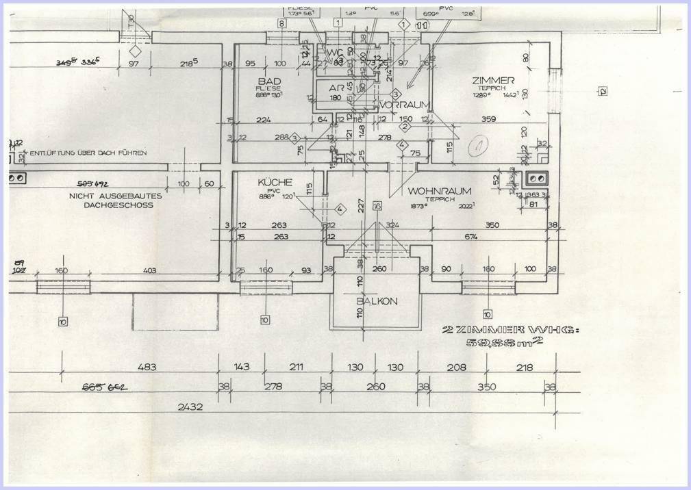 Handgezeichneter Grundriss einer Wohnung mit Zimmern, Bad, Küche, WC und Balkon.