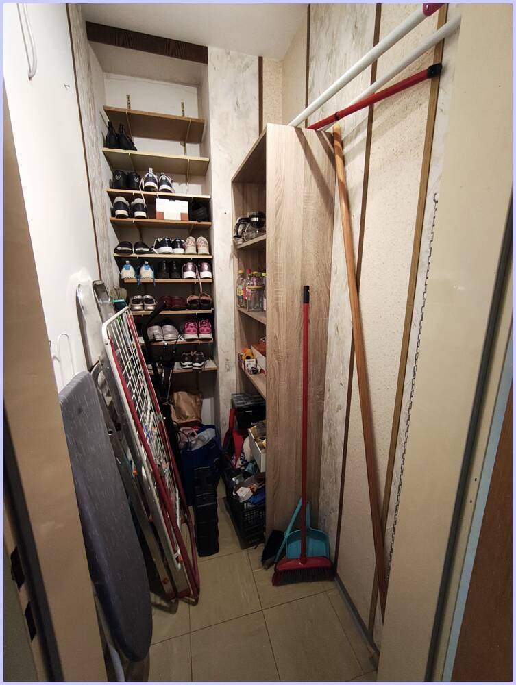 Praktischer Abstellraum mit Regalen für Schuhe und Haushaltsgegenstände, bietet zusätzlichen Stauraum.