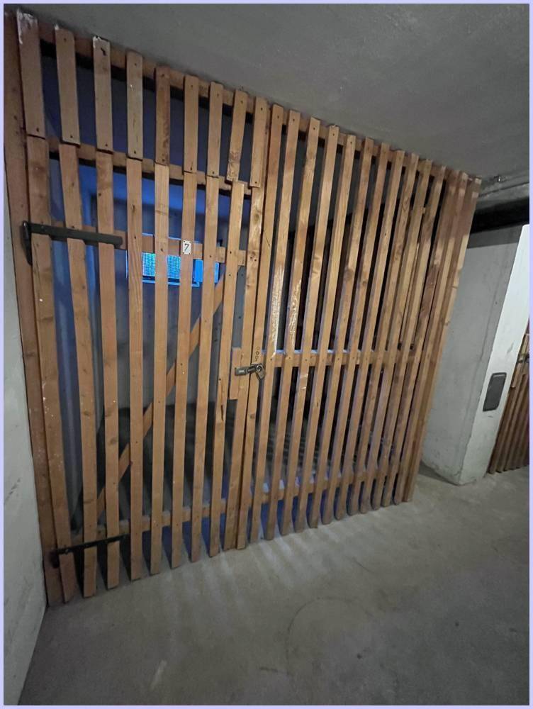 Holzverschlag im Kellerbereich bietet zusätzlichen Stauraum in einem gut erhaltenen Zustand.