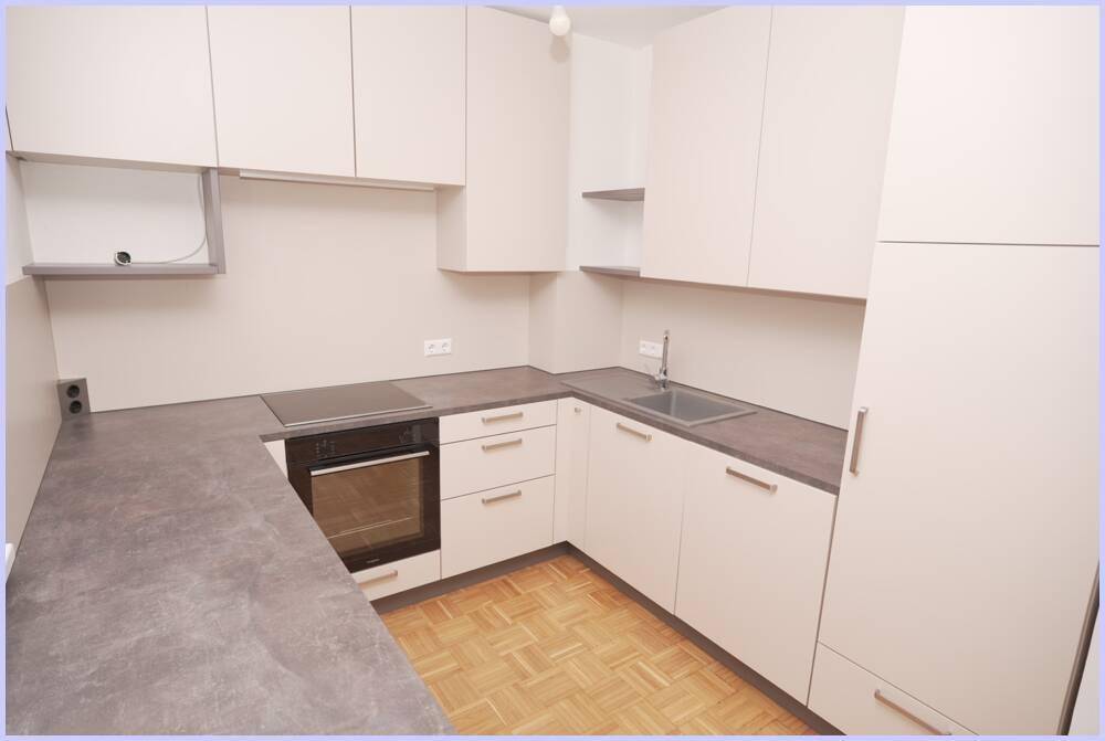 Funktionale Einbauküche mit Spüle, Kochfeld und Backofen, ideal für den täglichen Gebrauch.
