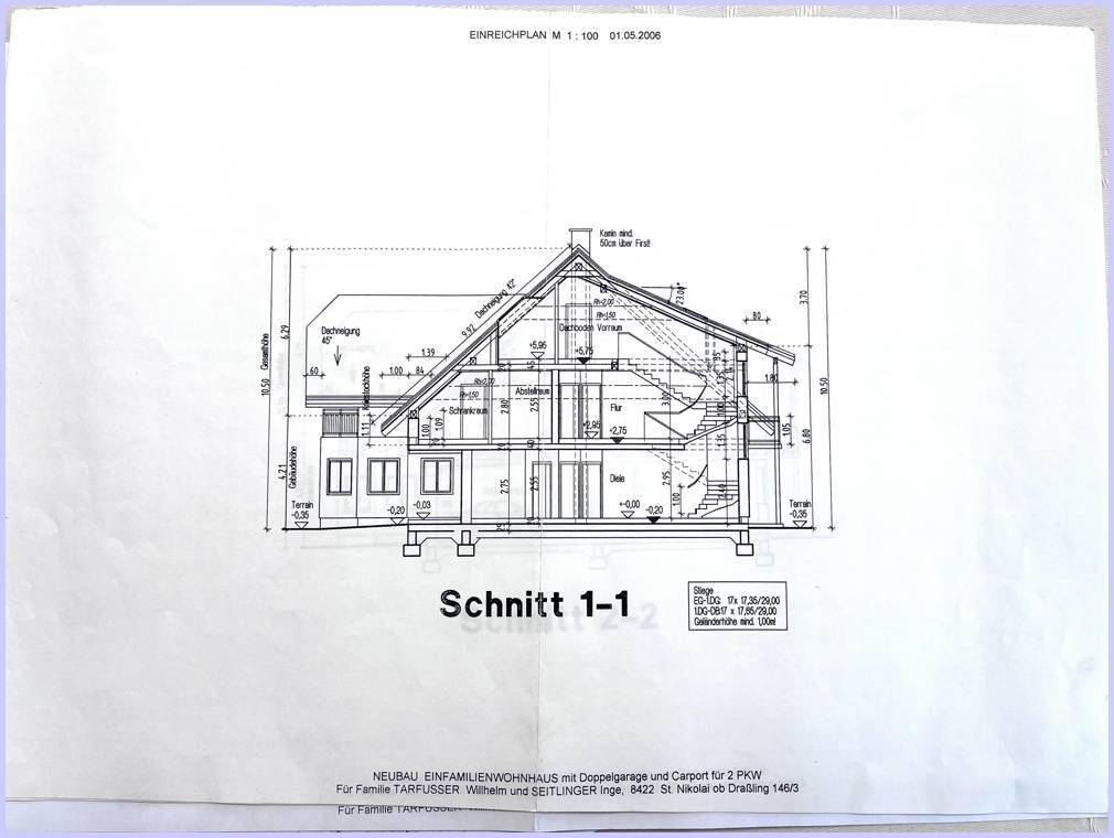 Architektonischer Schnitt des Gebäudes zeigt die Geschosse, Dachkonstruktion und massive Bauweise.