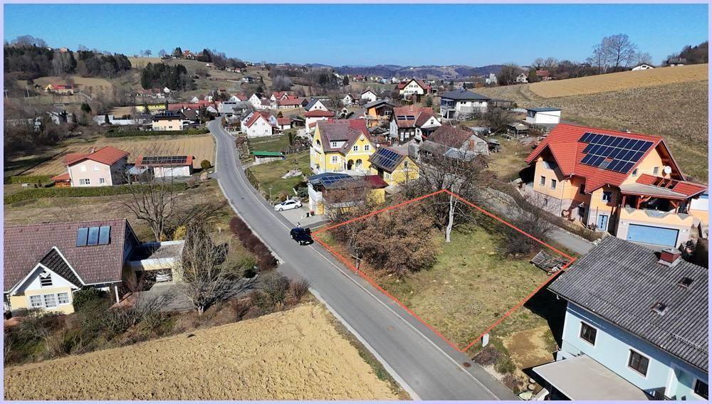 Übersicht aus der Vogelperspektive auf das Grundstück und die angrenzende Straße.
