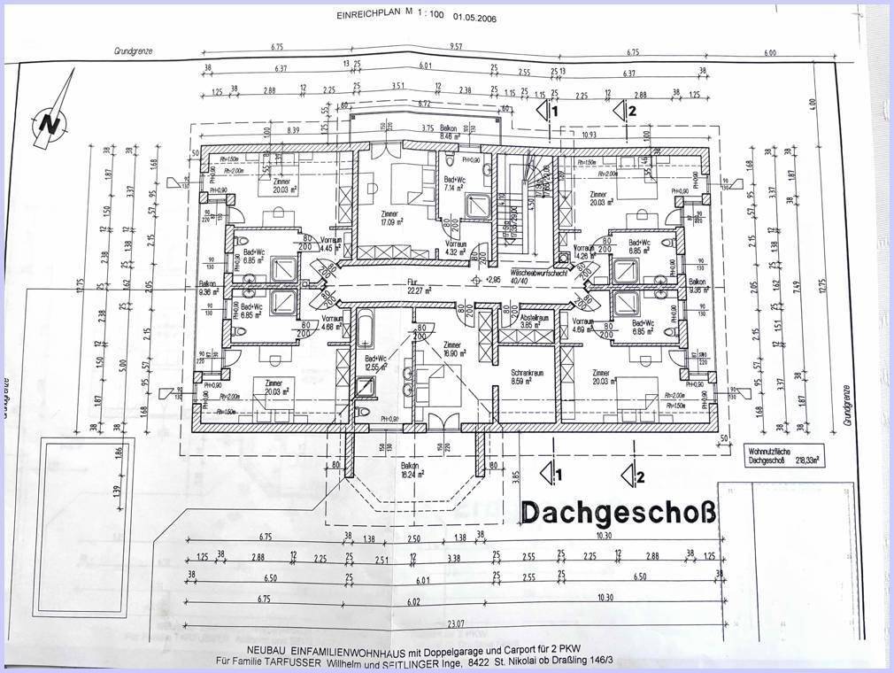 Grundriss des Dachgeschosses mit mehreren Schlafzimmern, Bädern und Balkonzugang.