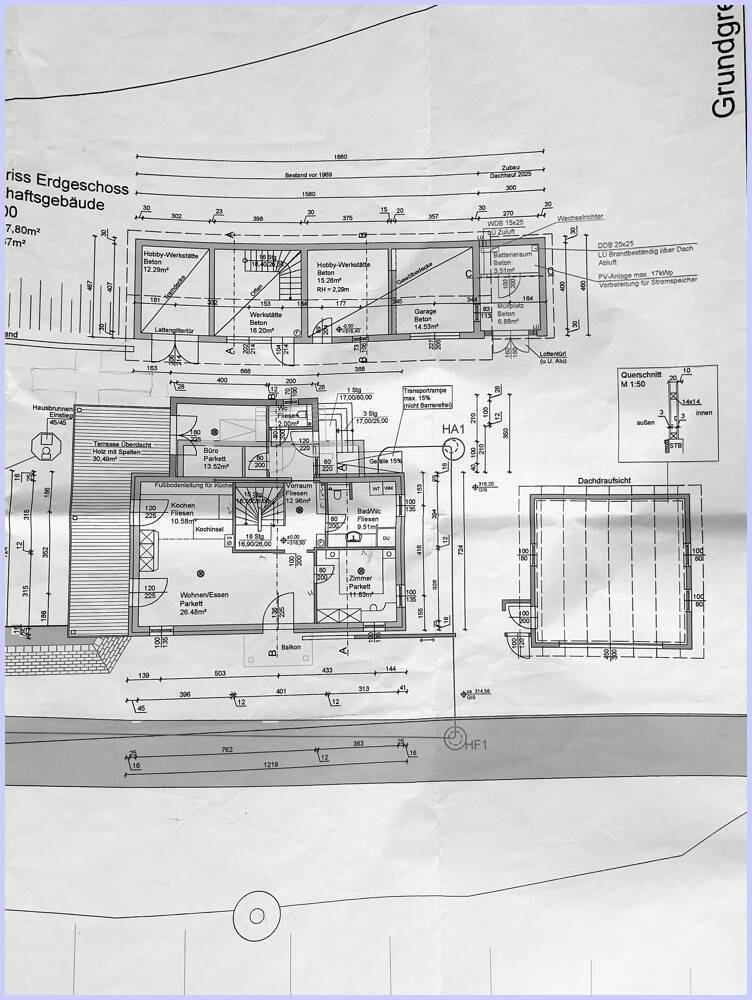 Grundriss des Erdgeschosses mit Wohn-Essbereich, Küche, Terrasse und Garage.