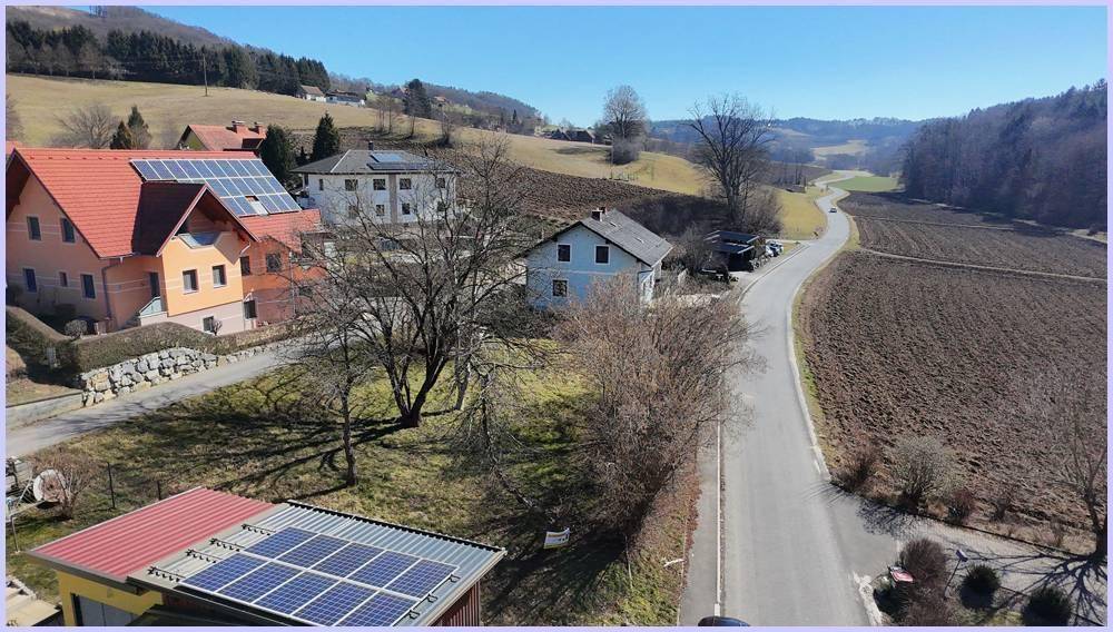 Weitläufige Ansicht des Grundstücks mit angrenzender Straße und ländlicher Landschaft.