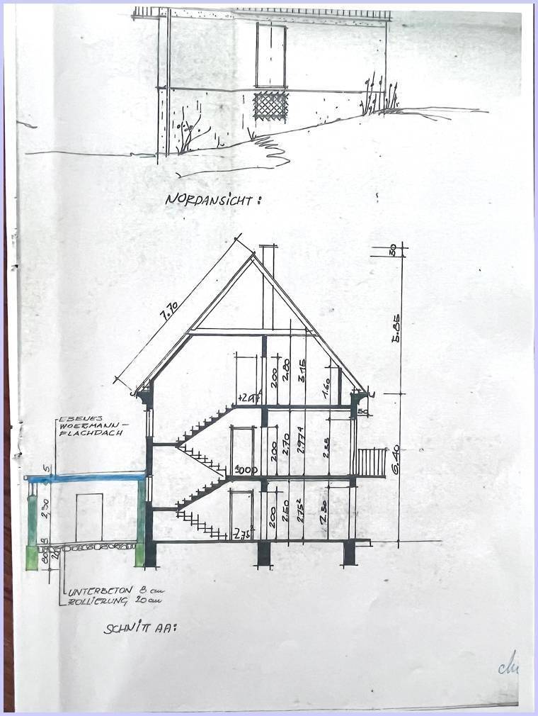 Handgezeichneter Gebäudeschnitt mit Darstellung der Geschosse, Treppen und Dachkonstruktion.