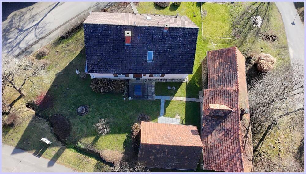 Vogelperspektive des gesamten Anwesens mit Haupthaus, Nebengebäuden und den umliegenden Gärten.