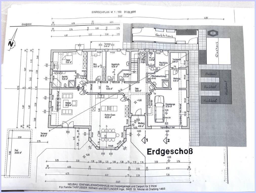 Grundriss des Erdgeschosses mit offenem Wohnbereich, Küche, Terrasse und Doppelgarage.