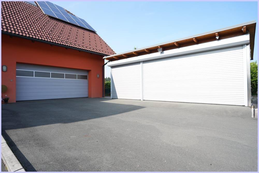 Außenansicht des Hauses mit Garage und separatem Nebengebäude, Solaranlage auf dem Dach.