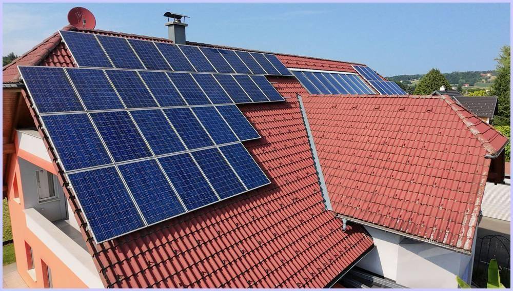 Nahaufnahme des Daches mit zahlreichen Photovoltaikmodulen und roten Ziegeln.