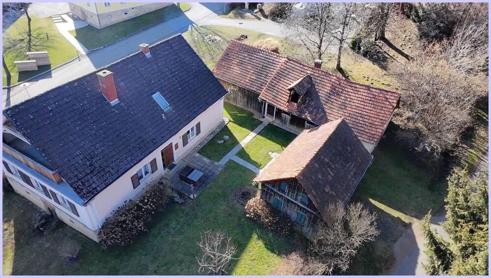 Übersichtliche Luftaufnahme des Anwesens mit Haupthaus, Nebengebäuden und großzügigen Grünflächen.