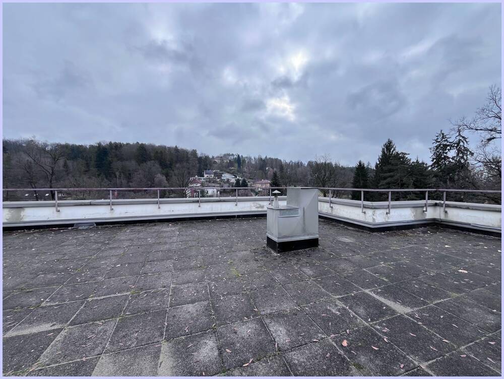 Weitläufige Dachterrasse mit Panoramablick, ideal für Entspannung im Freien.