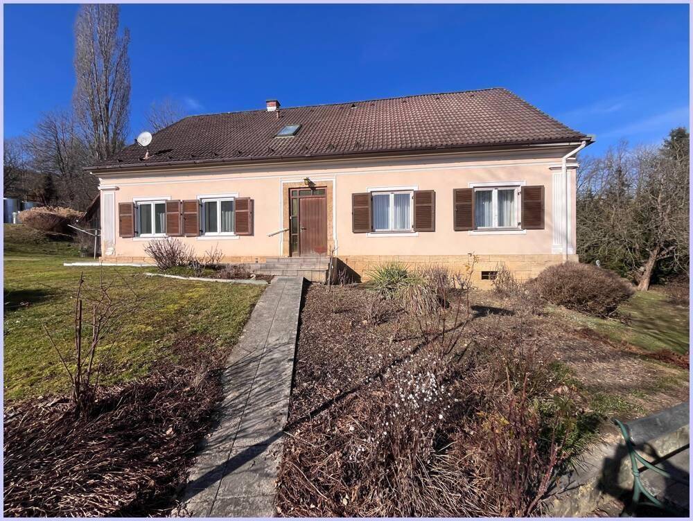 Vorderansicht des Haupthauses mit traditionellen Fensterläden und einem gepflasterten Weg zum Eingang.
