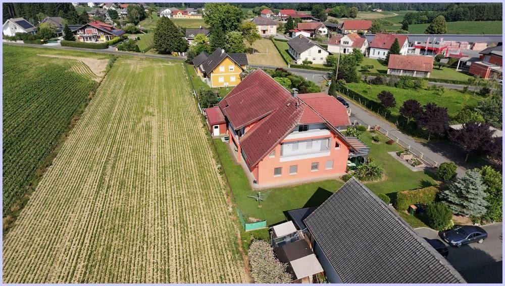 Luftaufnahme des Anwesens in ländlicher Umgebung, umgeben von Feldern und Nachbarhäusern.