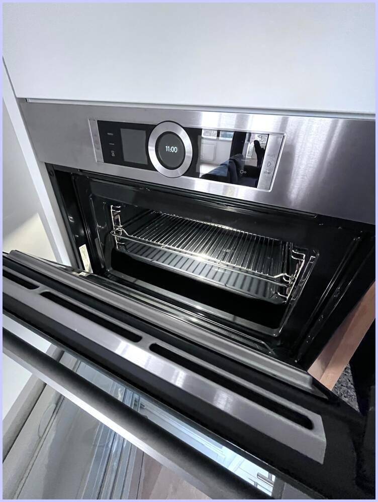 Moderner Einbaubackofen von Bosch mit digitaler Anzeige, perfekt für kulinarische Kreationen.