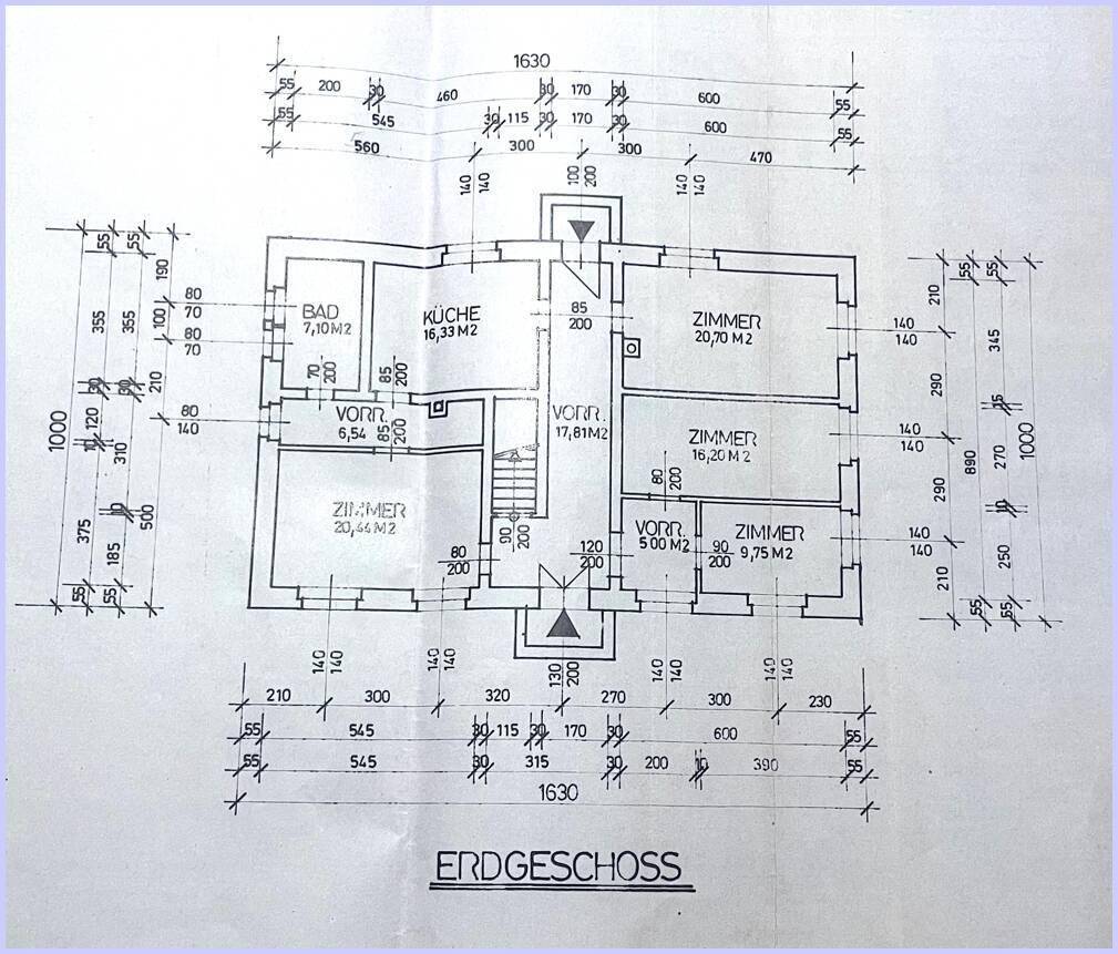 Grundriss des Erdgeschosses mit Raumaufteilung und Bemaßungen der einzelnen Zimmer.