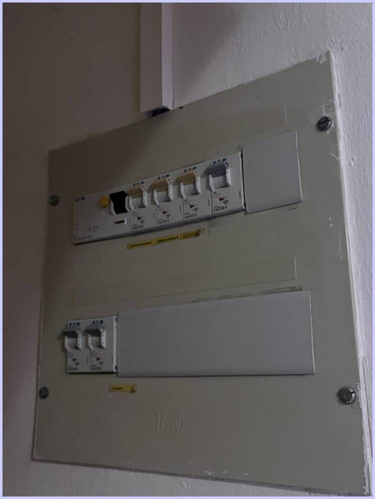 Elektrischer Sicherungskasten an der Wand, für die Stromversorgung der Wohnung.