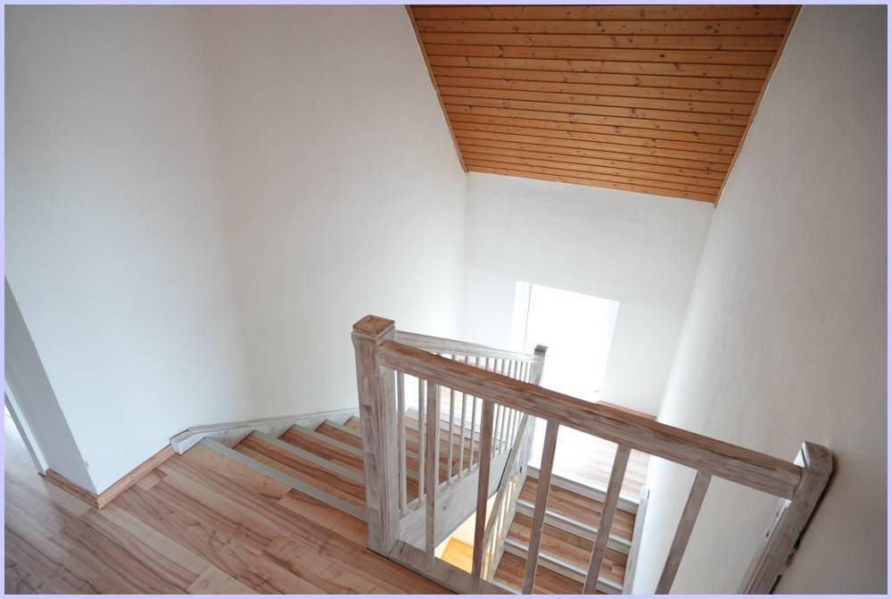 Blick von oben auf die Holztreppe, die in die unteren Stockwerke führt.