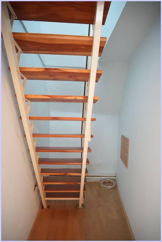 Offene Holztreppe mit weißen Metallstützen, die in den unteren Bereich führt.