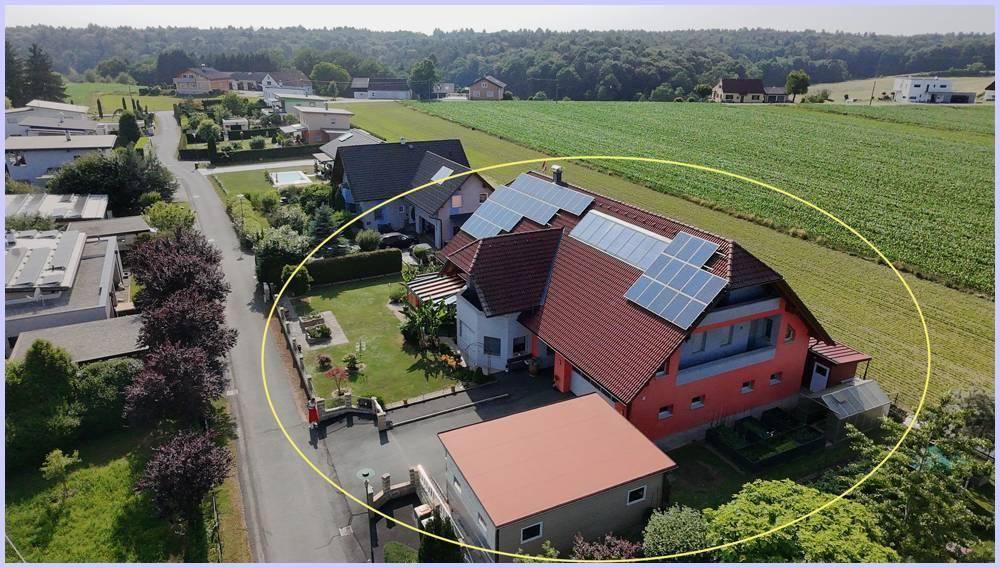 Luftaufnahme des Hauses mit Photovoltaikanlage, umgeben von Feldern und ländlicher Umgebung.