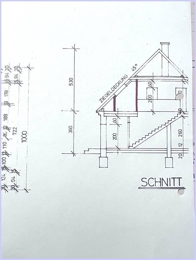 Gebäudeschnitt zeigt die Dachkonstruktion, Geschosshöhen und die Treppenführung im Haus.