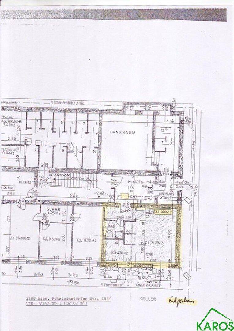 Grundrissplan mit verschiedenen Räumen, inklusive Keller und Terrasse.