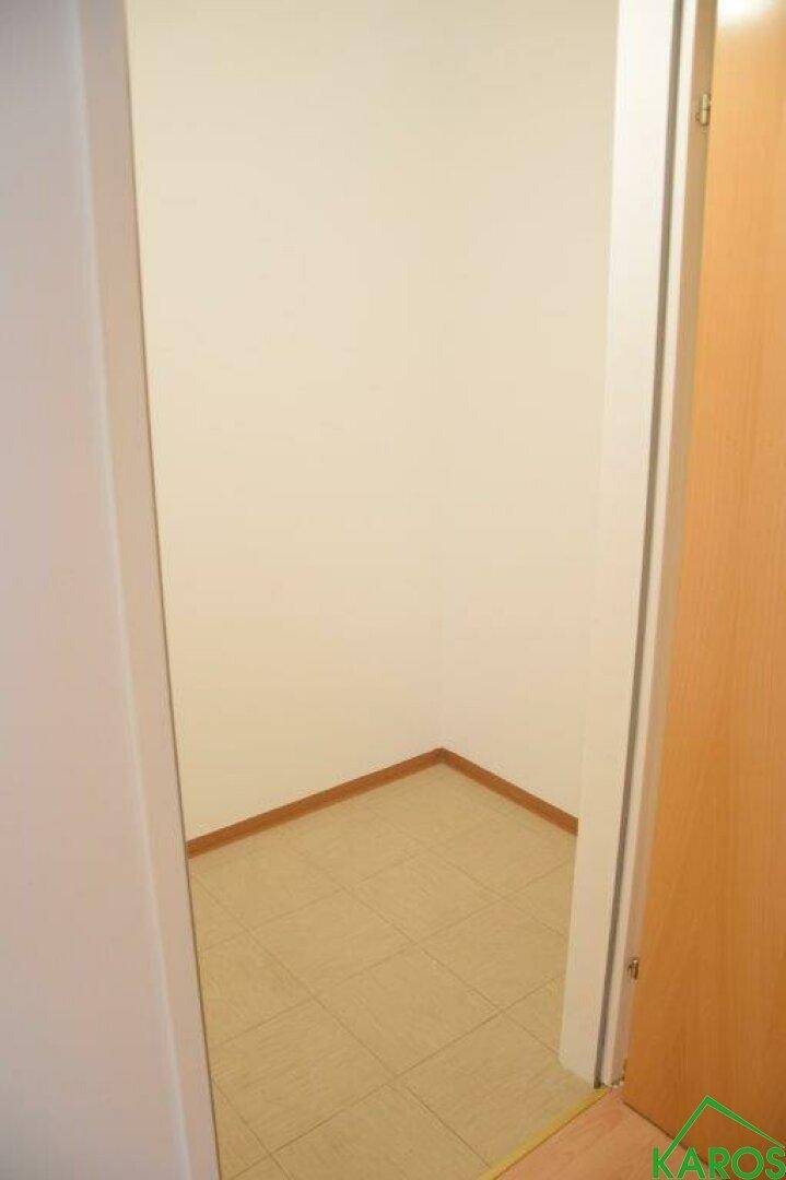 Kleiner Abstellraum mit Fliesenboden, ideal für zusätzlichen Stauraum.